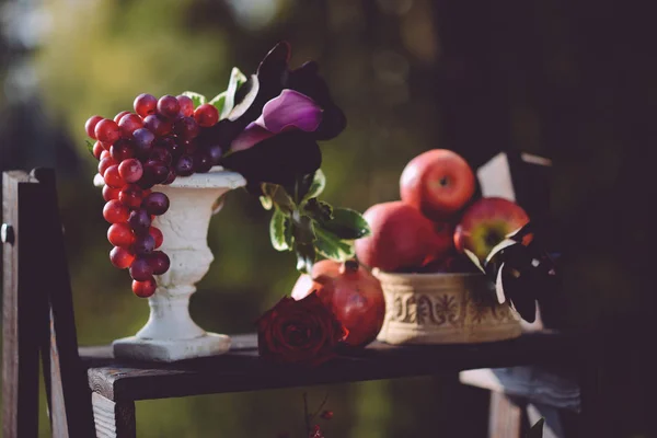 Conjunto de decoração de casamento de outono ao ar livre. Arranjo floral de flores e frutas. detalhes da cerimônia de casamento. encenação para o decorador recém-casados — Fotografia de Stock