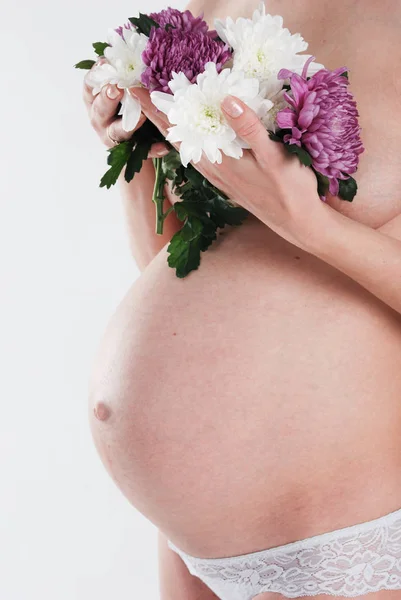 Zbliżenie ciąży brzuch, na baby shower dekoracji, tło wystrój — Zdjęcie stockowe