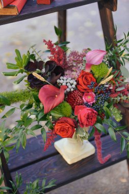 sonbahar düğün dekor açık havada kümesi. Düğün çiçek ve meyve ayrıntılarını çiçek tanzimi. Yeni evliler dekoratör için hazırlama