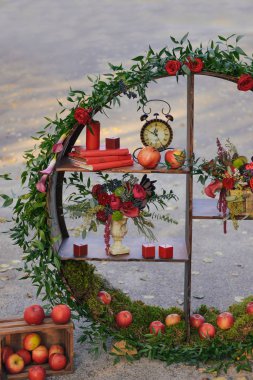 sonbahar düğün dekor açık havada kümesi. Düğün çiçek ve meyve ayrıntılarını çiçek tanzimi. Yeni evliler dekoratör için hazırlama