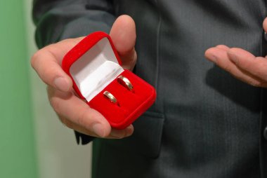 Alyans yeni evli çiftler elleriyle