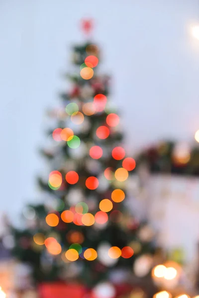 Decoración de Navidad para la mesa, bokeh de árbol de Navidad, estudio con un árbol de Navidad. fuera de foco —  Fotos de Stock