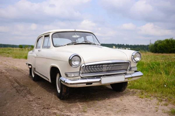 Foto de un coche retro impresionante. coche viejo. Nostalgia del pasado. vintage — Foto de Stock