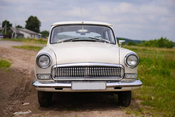 Foto de um carro retro deslumbrante. Carro velho. Nostalgia do passado. vintage — Fotografia de Stock