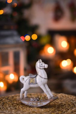 Noel dekor yakın çekim, yeni yıl iç ayrıntılar, yılbaşı ağacı, topları dalları, oyuncaklar, mumlar, çorap