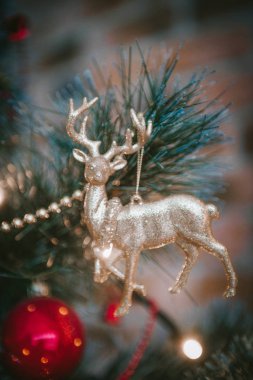 geyik Noel dekor yakın çekim, yeni yıl iç ayrıntılar, yılbaşı ağacı, topları dalları, oyuncaklar, mumlar, çorap