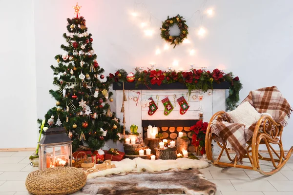 Noel dekorasyonu ile iç fotoğraf stüdyosu. Şömine, Noel ağacı, hediyeler yeni yıl sahne