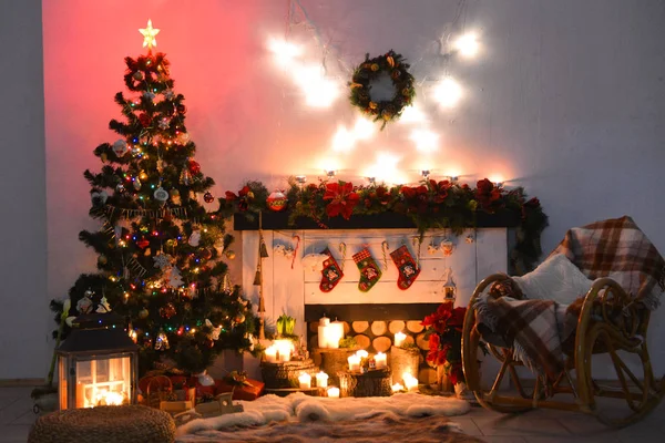 Studio fotograficzne wnetrze wystrój Boże Narodzenie. Kominek, Choinka, prezenty dekoracje nowy rok — Zdjęcie stockowe