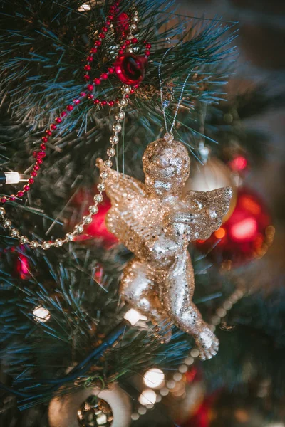 Ángel decoración de Navidad primer plano, detalles interiores de Año Nuevo, árbol de Navidad, bolas en las ramas, juguetes, velas, calcetín —  Fotos de Stock