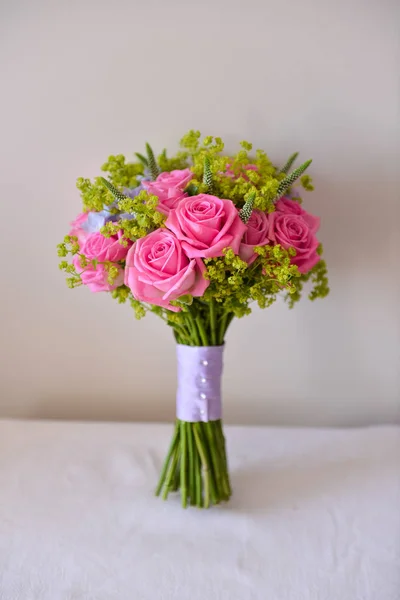 Ramo de rosas frescas en la mesa. floristería de boda, declaración decorativa florística —  Fotos de Stock