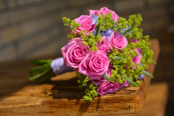 Νυφικό μπουκέτο με ολόφρεσκα τριαντάφυλλα στο τραπέζι. άνθη για γάμο, χλωριδική διακοσμητική δήλωση — Φωτογραφία Αρχείου
