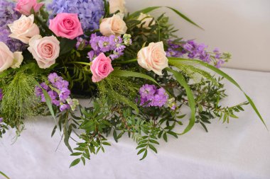 iç dekorasyon, ev rahatlık oluşturmak için veya bir düğün için ayarlama tablo için çiçek aranjman. arka planı olarak kullanma