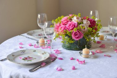 iç dekorasyon, ev rahatlık oluşturmak için veya bir düğün için ayarlama tablo için çiçek aranjman. arka planı olarak kullanma