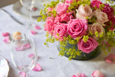 iç dekorasyon, ev rahatlık oluşturmak için veya bir düğün için ayarlama tablo için çiçek aranjman. arka planı olarak kullanma