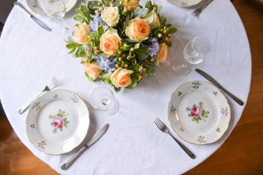 iç dekorasyon, ev rahatlık oluşturmak için veya bir düğün için ayarlama tablo için çiçek aranjman. arka planı olarak kullanma