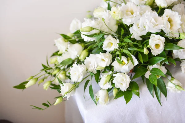 Blomsterarrangemang för inredning, tabell inställning för ett bröllop eller att skapa ett hem hemtrevnad. använda som bakgrund — Stockfoto