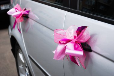 güzel pembe süslemeleri ile düğün araba