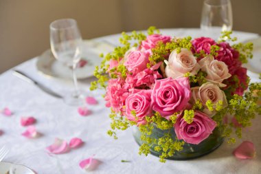 iç dekorasyon, ev rahatlık oluşturmak için veya bir düğün için ayarlama tablo için çiçek aranjman. arka planı olarak kullanma