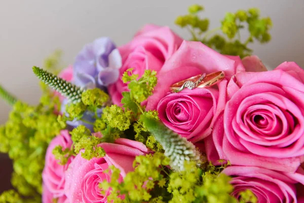 Bridal bouquet of fresh roses on the table. wedding floristry, floristic decorative statement — Stock Photo, Image