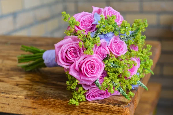 Bridal bouquet of fresh roses on the table. wedding floristry, floristic decorative statement — Stock Photo, Image