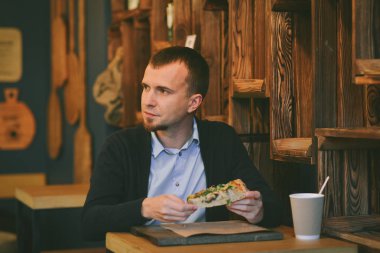 Kafede oturmuş portre adam kahve.