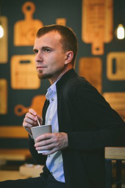 Kafede oturmuş portre adam kahve.