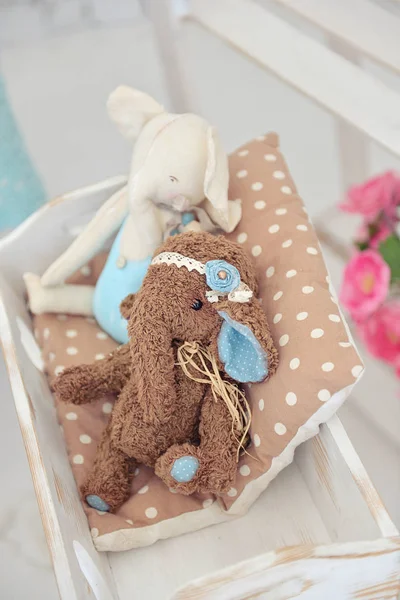 Brinquedos artesanais elefante, decoração em um estúdio de fotos para crianças — Fotografia de Stock