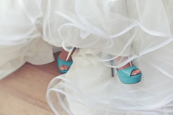 La dama de honor turquesa nupcial los zapatos. los zapatos insólitos de color turquesa de la novia. tema de la boda — Foto de Stock