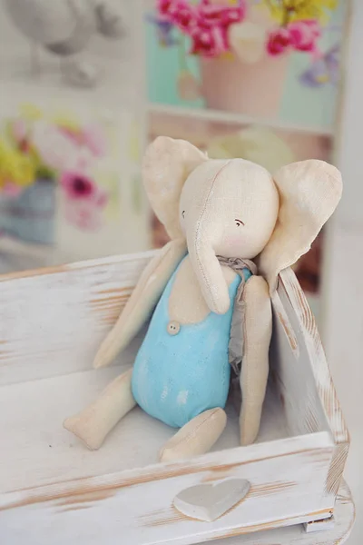 Іграшки ручної роботи слон, декор в дитячій фотостудії — стокове фото