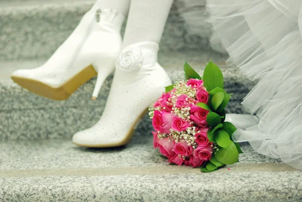 Zapatos de novia de dama de honor junto a un ramo de flores — Foto de Stock