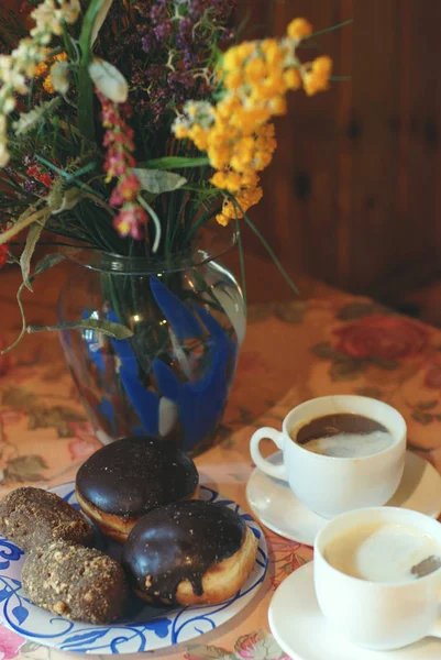 Encore sur une table de fleurs d'automne, fruits — Photo