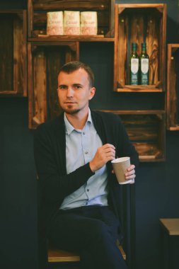 Kafede oturmuş portre adam kahve.