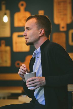 Kafede oturmuş portre adam kahve.