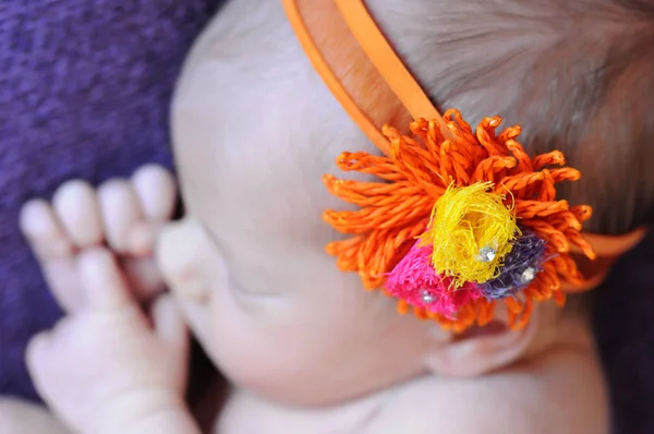 Γκρο πλαν Νεογέννητο κοριτσάκι που κοιμάται το μωρό φωτεινά χρώματα — Φωτογραφία Αρχείου