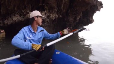 Krabi, Tayland - 16 Mart 2015: Asya adam bir tekne içinde bir tekne kullanıyor. ve turist yeşillik olan Hatıra olarak yapma