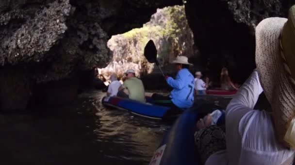 Krabi, Thailand - 16 mars 2015: människor turister rida i en båt längs klipporna för en sightseeingtur och en kvinna tar ett foto på telefonen — Stockvideo