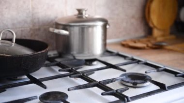 evde elinde üzerine ateş çaydanlık ocakta mutfak koyar mans