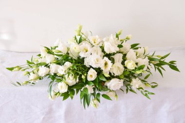 iç dekorasyon, ev rahatlık oluşturmak için veya bir düğün için ayarlama tablo için çiçek aranjman. arka planı olarak kullanma