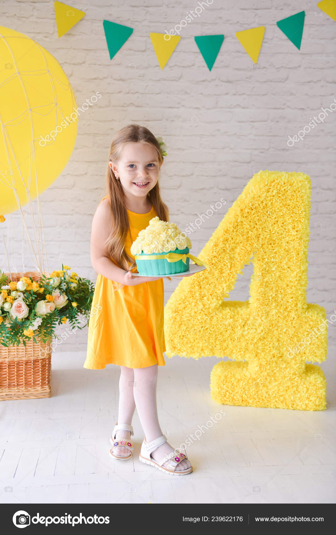 Chica de cumpleaños 4-5 años de edad está celebrando el cumpleaños en un  estudio estilizado