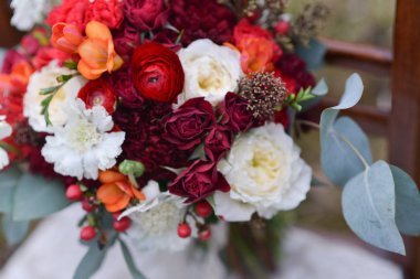 Gelin Buketi düğün, ormanın içinde bir sandalye üzerinde duran parlak sonbahar. çiçek aranjman çiçek kutlamak tatil dekorasyonu