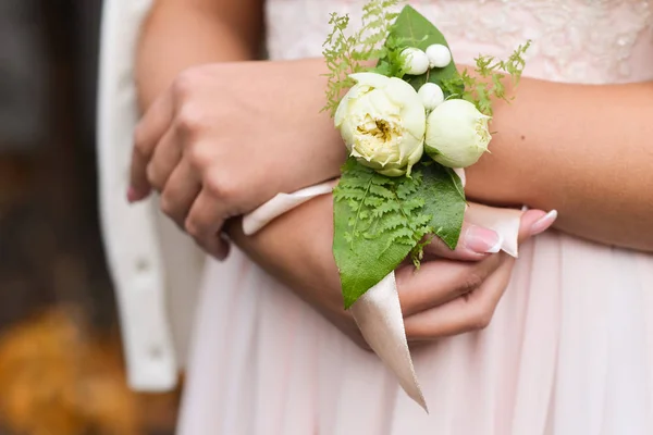 Delicate bruiloft bruids boeket met katoen. Floral regeling van bloemen vieren vakantie decor — Stockfoto