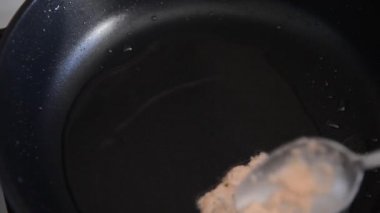 bir tavada kızarmış börek patatesli krep. Vegan tarifi.