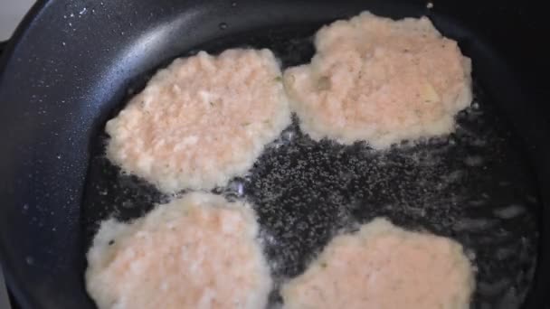 Burgonya palacsinta fritters egy serpenyőben sült. vegetáriánus recept. — Stock videók