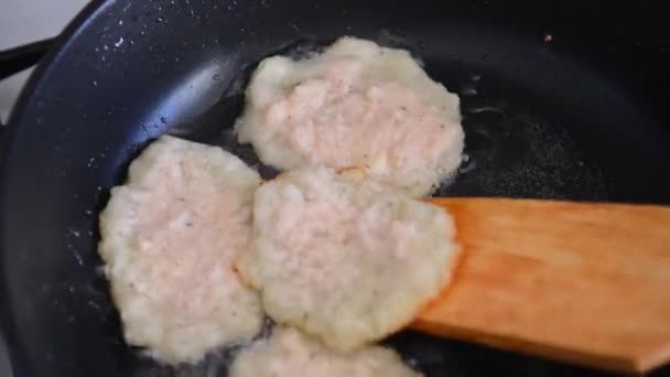 Burgonya palacsinta fritters egy serpenyőben sült. vegetáriánus recept. — Stock videók