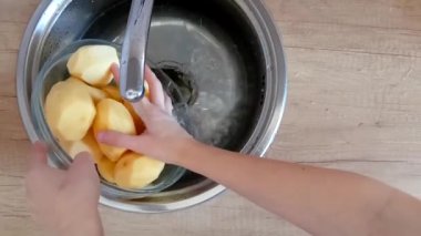 Ellerinizi banyoya veya mutfak lavabonun altında su tarifi yemekler, ev video patates yıkayın