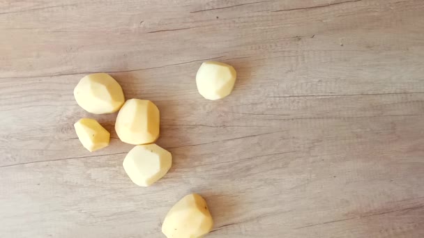 Limpe Rolos Batata Descascados Uma Mesa Madeira Receita — Vídeo de Stock