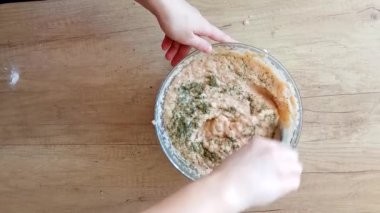 El ahşap bir masa üzerinde bir cam kabın içinde sıvı müdahale. tarifi yemekler, evde çekilmiş video