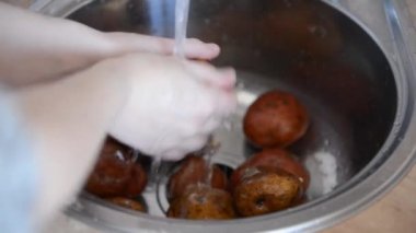 Ellerinizi banyoya veya mutfak lavabonun altında su tarifi yemekler, ev video patates yıkayın