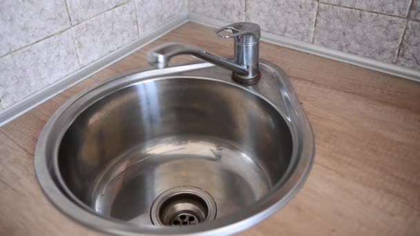 Mains laver les pommes de terre dans le lavabo ou évier de cuisine sous la vaisselle de la recette de l'eau, vidéo de la maison — Video