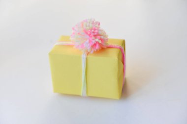 hediye kutusu beyaz zemin üzerinde. kış tatili, ponpon parçacıklarından, sıcak. olağandışı